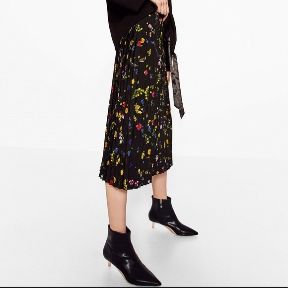 ⭐️HP⭐️ NWOT Zara Floral Pleated Midi Skirt - Picture 1 of 10